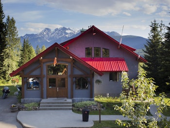 Vorderansicht der Lodge mit Bergkulisse im Hintergrund
